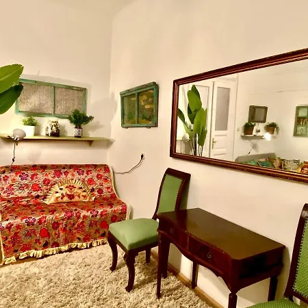 Arty Studio Flat At City Center Apartment *