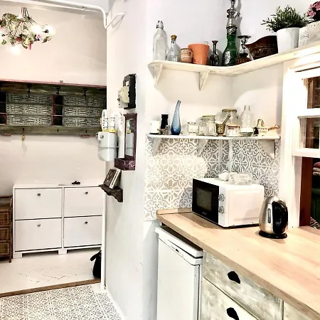 Arty Studio Flat At City Center Apartment